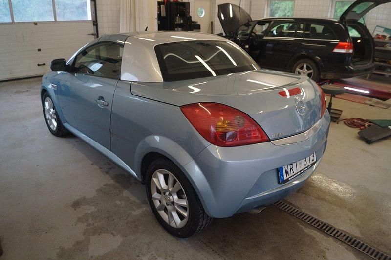 Begagnad Opel Tigra 126 HK (92 kW) 2005 Blå Cab