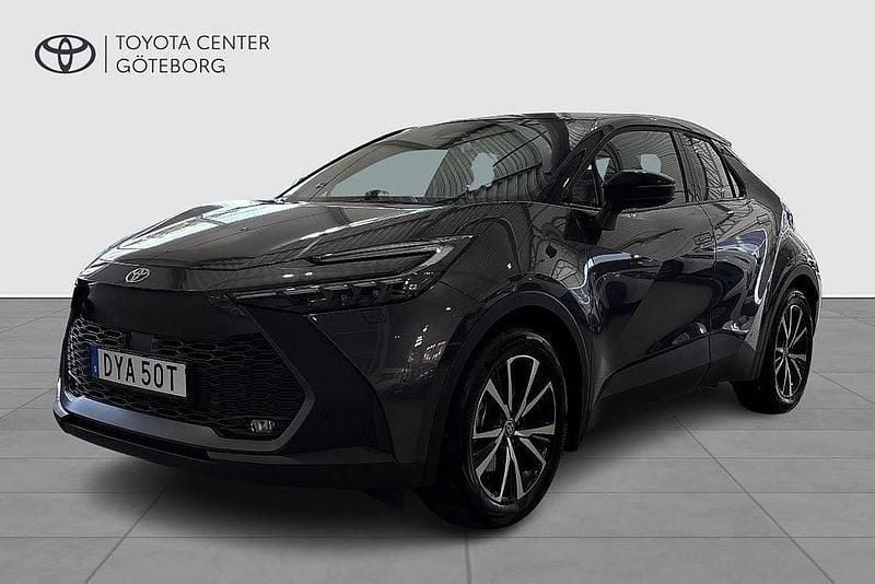 Mörkgrå Begagnad 2024 Toyota C-HR Style SUV | 409 900 kr (Marknadspris) - Bild 1/3