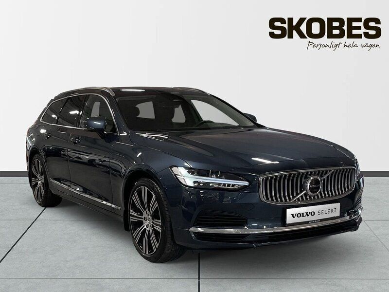 Mörkblå (blå) Begagnad 2023 Volvo V90 Ultimate Kombi | 539 100 kr (Marknadspris) - Bild 1/3