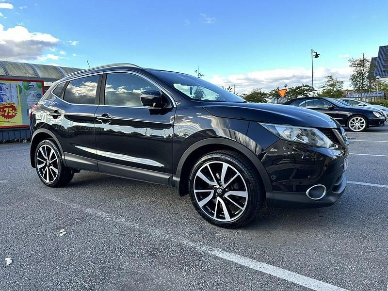 Svart Begagnad 2015 Nissan Qashqai Tekna SUV | 80 000 kr (Marknadspris) - Bild 1/4