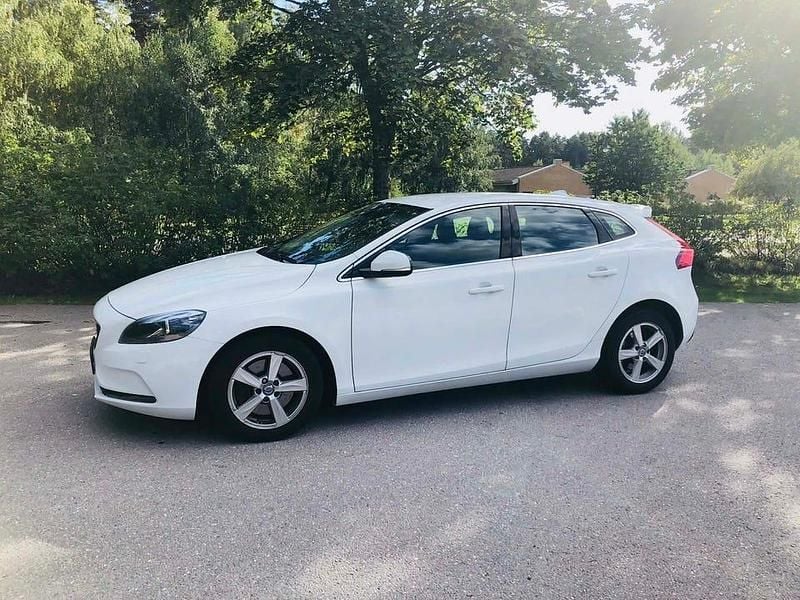 Begagnad 2014 Volvo V40 Halvkombi | 79 000 kr (Bra pris) - Bild 1/4