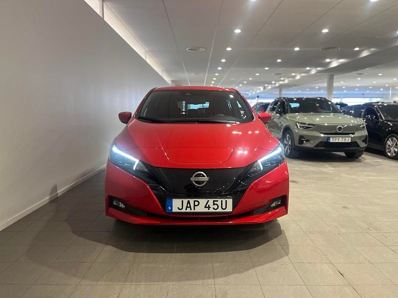 Begagnad Nissan Leaf N-Connecta 111 kW (151 HK) 2023 Röd Halvkombi