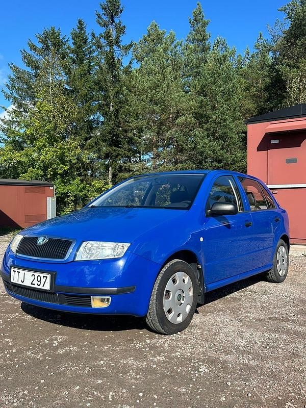 Mörk blå Begagnad 2003 Skoda Fabia Halvkombi | 17 500 kr (Marknadspris) - Bild 1/4