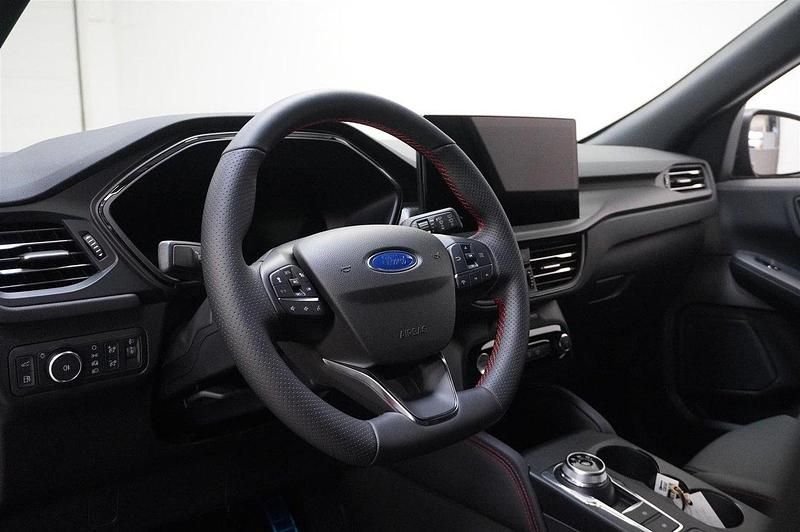 Ny Ford Kuga ST-Line X 243 HK (178 kW) 2025 Svart (agate black metallic) SUV