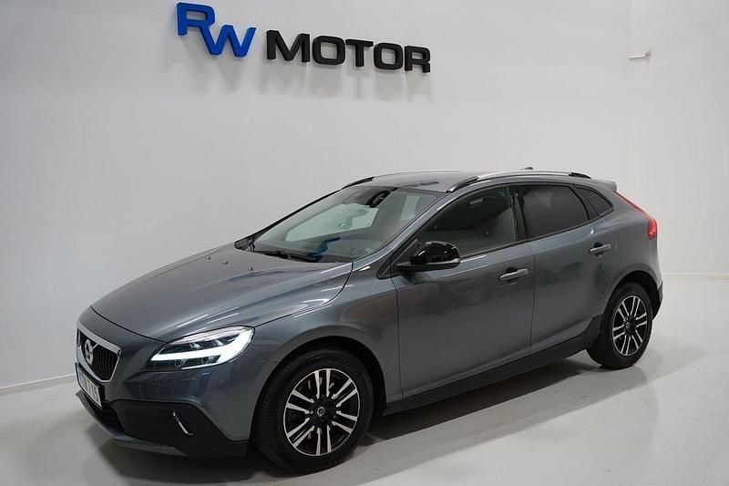 Grå Begagnad 2018 Volvo V40 CC Kombi | 198 800 kr (Marknadspris) - Bild 1/4