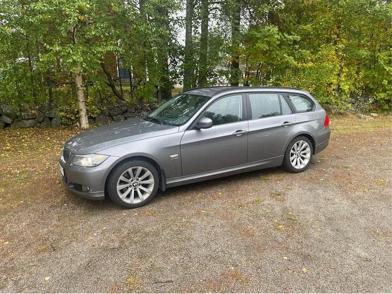 Grå Begagnad 2011 BMW 320 Kombi | 83 000 kr (Marknadspris) - Bild 1/4