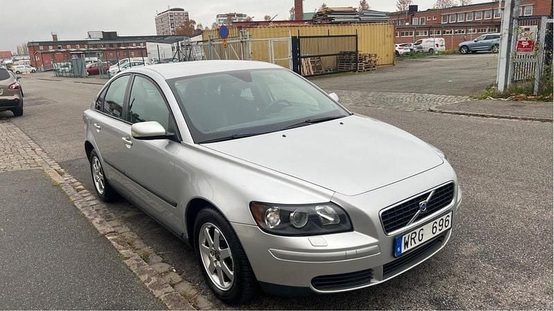 Grå Begagnad 2005 Volvo S40 Sedan | 39 900 kr (Marknadspris) - Bild 1/4