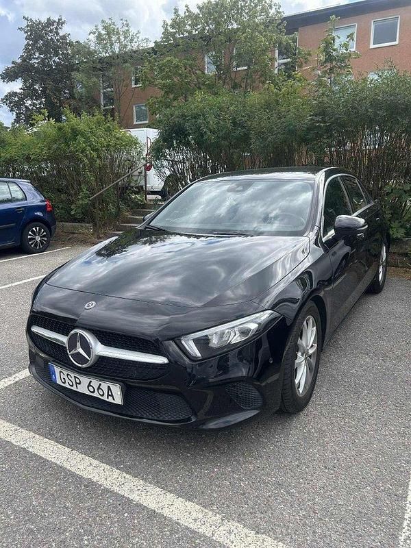 Svart Begagnad 2020 Mercedes A180 Halvkombi | 220 000 kr (Bra pris) - Bild 1/4
