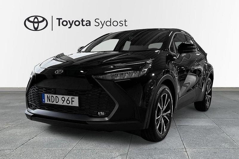 Svart Ny 2025 Toyota C-HR Style SUV | 399 800 kr - Bild 1/4