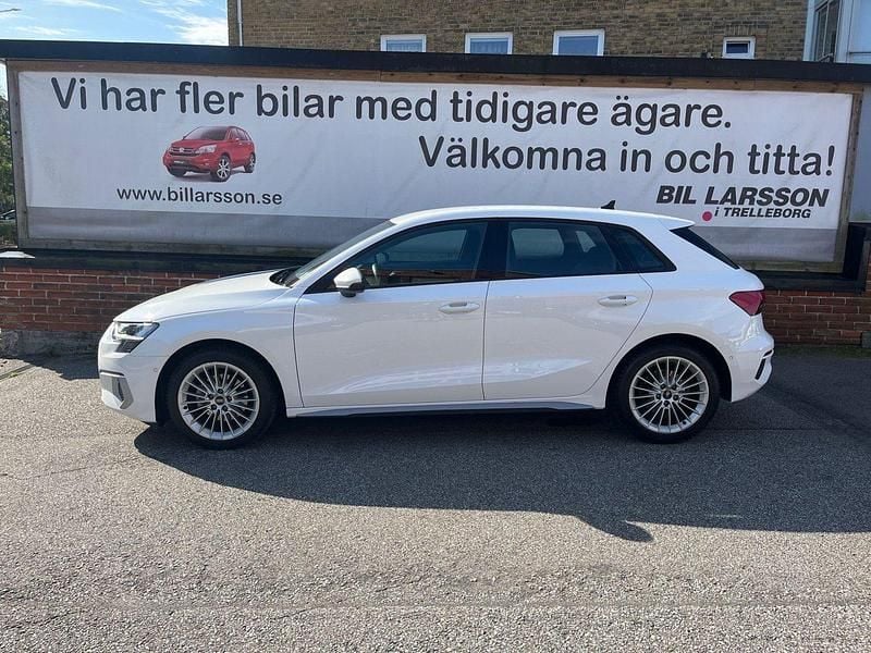 Vit Begagnad 2023 Audi A3 Sportback Comfort Halvkombi | 207 000 kr (Marknadspris) - Bild 1/4
