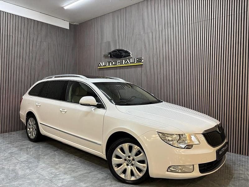 Vit Begagnad 2011 Skoda Superb Kombi | 69 900 kr (Lite dyr) - Bild 1/4