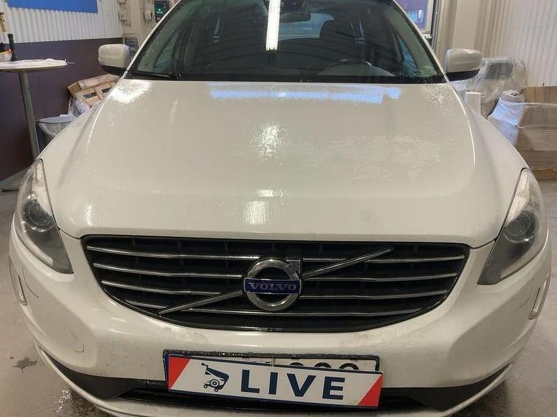 Vit Begagnad 2015 Volvo XC60 Momentum SUV | 149 900 kr (Marknadspris) - Bild 1/4