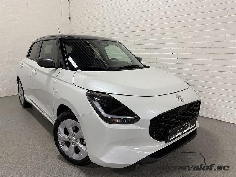 Vit Ny 2025 Suzuki Swift Halvkombi | 254 900 kr (Marknadspris) - Bild 1/4