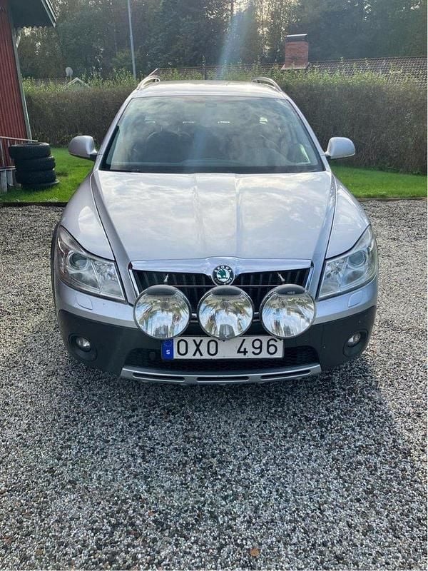 Silver Begagnad 2011 Skoda Octavia Scout Kombi | 53 000 kr (Bra pris) - Bild 1/4