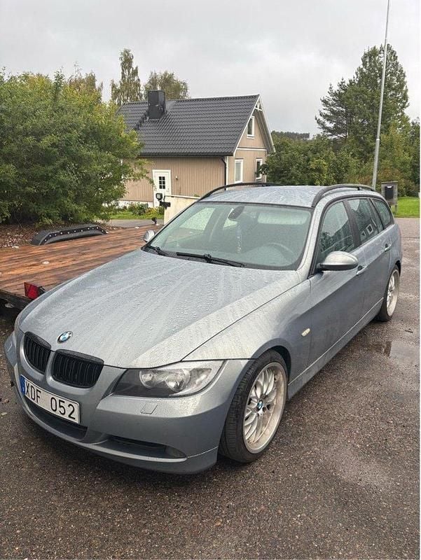 Grå Begagnad 2006 BMW 320 Advantage Kombi | 50 000 kr (Bra pris) - Bild 1/4