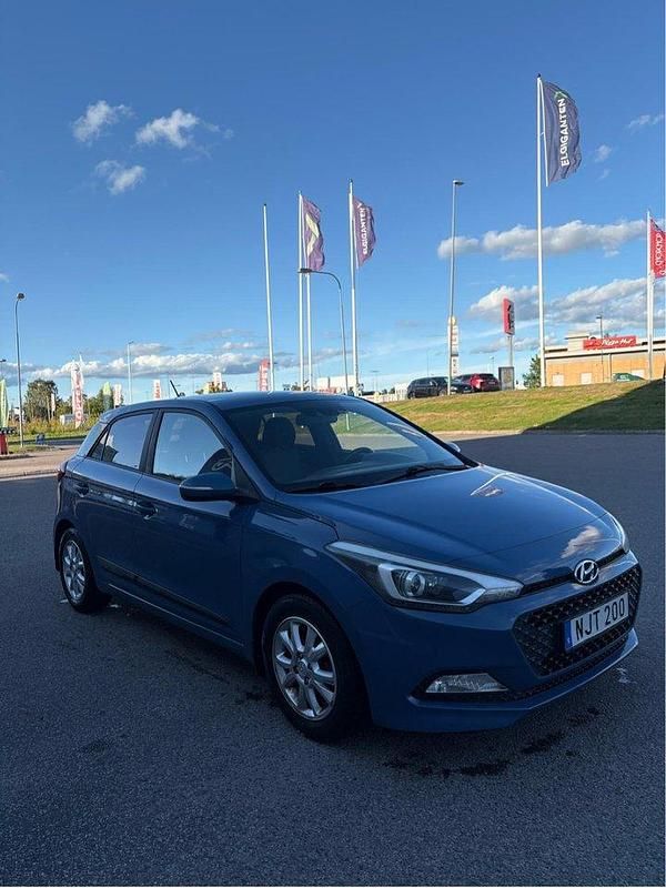 Blå Begagnad 2016 Hyundai i20 Comfort Halvkombi | 87 500 kr (Marknadspris) - Bild 1/4