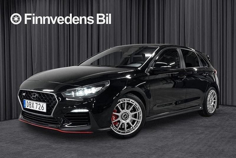 Svart Begagnad 2018 Hyundai i30 N Performance Halvkombi | 244 000 kr - Bild 1/4