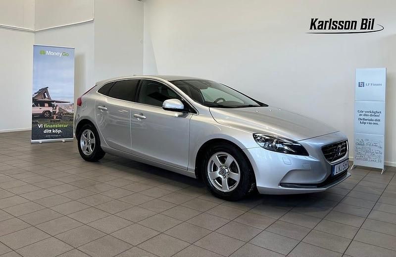 Silver Begagnad 2015 Volvo V40 Kombi | 94 900 kr (Marknadspris) - Bild 1/4