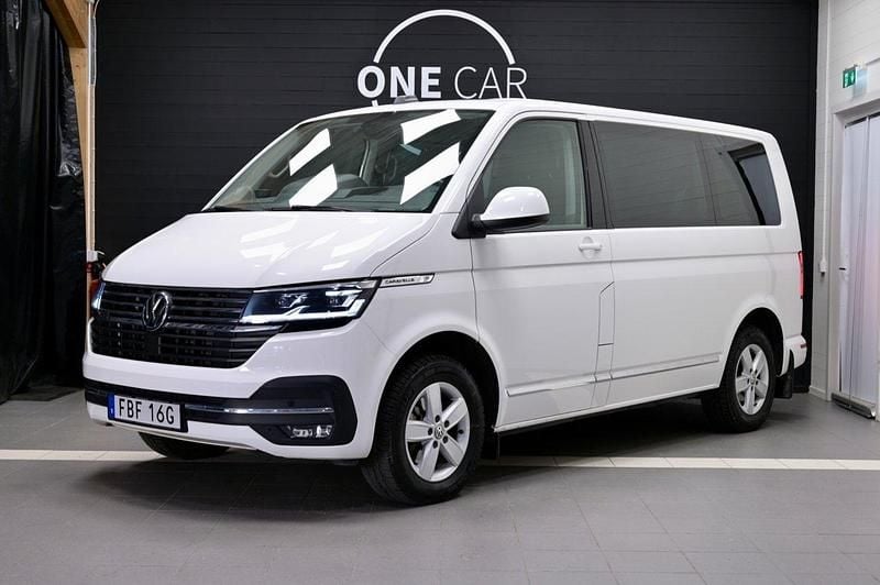 Vit Begagnad 2020 VW Caravelle SE Minibuss | 599 900 kr - Bild 1/4
