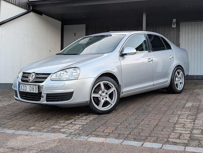 Silver Begagnad 2006 VW Jetta Comfortline Sedan | 12 000 kr (Marknadspris) - Bild 1/4