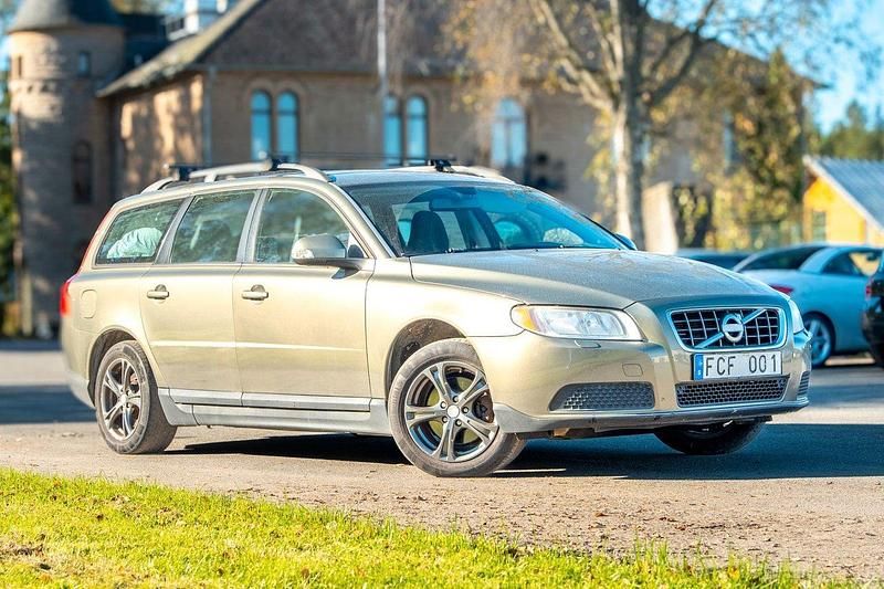 Grön Begagnad 2009 Volvo V70 Kinetic Kombi | 75 000 kr (Marknadspris) - Bild 1/4