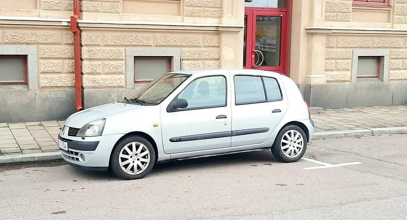 Grå Begagnad 2004 Renault Clio II Halvkombi | 19 000 kr (Marknadspris) - Bild 1/4