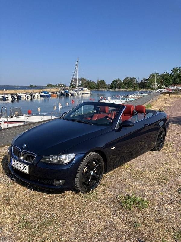 Blå Begagnad 2007 BMW 330 Cabriolet Cab | 159 900 kr (Bra pris) - Bild 1/4
