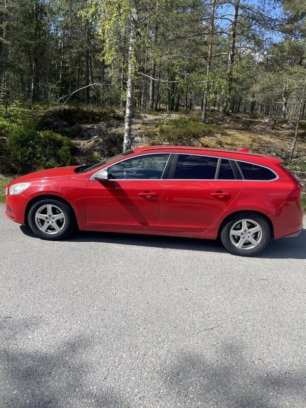 Röd Begagnad 2011 Volvo V60 R-Design Kombi | 70 000 kr (Marknadspris) - Bild 1/4