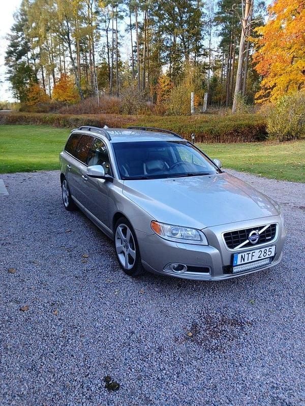 Brun Begagnad 2011 Volvo V70 R-Design Kombi | 98 900 kr - Bild 1/4