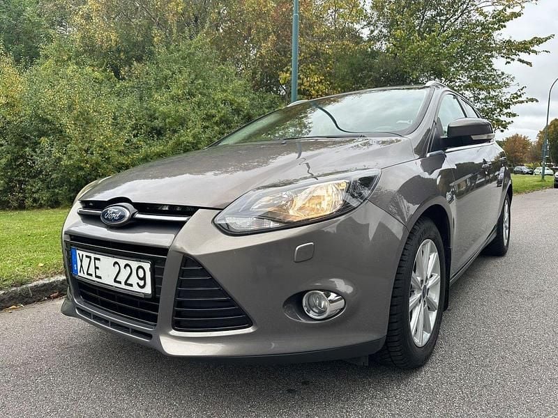 Grå Begagnad 2013 Ford Focus Titanium Kombi | 49 900 kr (Bra pris) - Bild 1/4