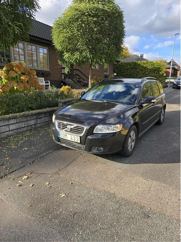Svart Begagnad 2010 Volvo V50 Kinetic Kombi | 28 000 kr (Marknadspris) - Bild 1/3