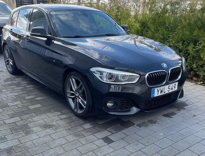 Begagnad 2019 BMW 118 Halvkombi | 164 900 kr (Bra pris) - Bild 1/4