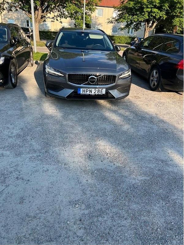 Grå Begagnad 2020 Volvo V60 Momentum Kombi | 210 000 kr (Bra pris) - Bild 1/4