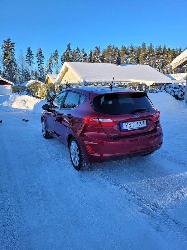 Begagnad Ford Fiesta 100 HK (73 kW) 2018 Röd Halvkombi