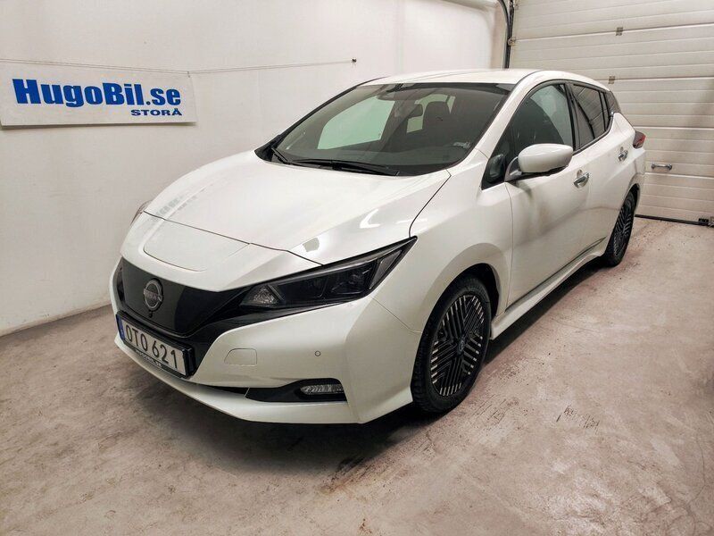 Vit Begagnad 2022 Nissan Leaf N-Connecta Halvkombi | 229 500 kr (Lite dyr) - Bild 1/4