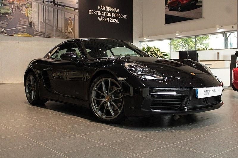 Svart (jet black metallic) Begagnad 2024 Porsche 718 Cayman Edition Sportkupé | 810 000 kr (Dyr) - Bild 1/4