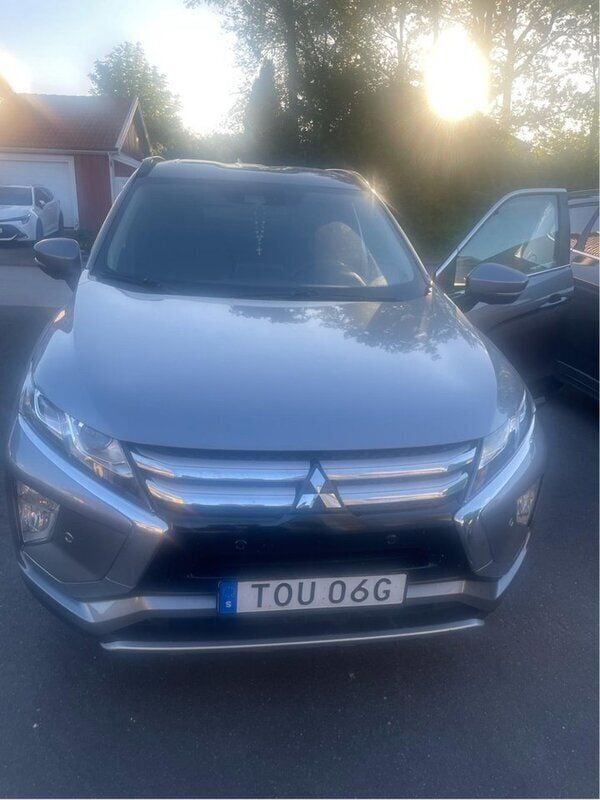Grå Begagnad 2020 Mitsubishi Eclipse Cross Comfort Edition SUV | 215 000 kr (Marknadspris) - Bild 1/4