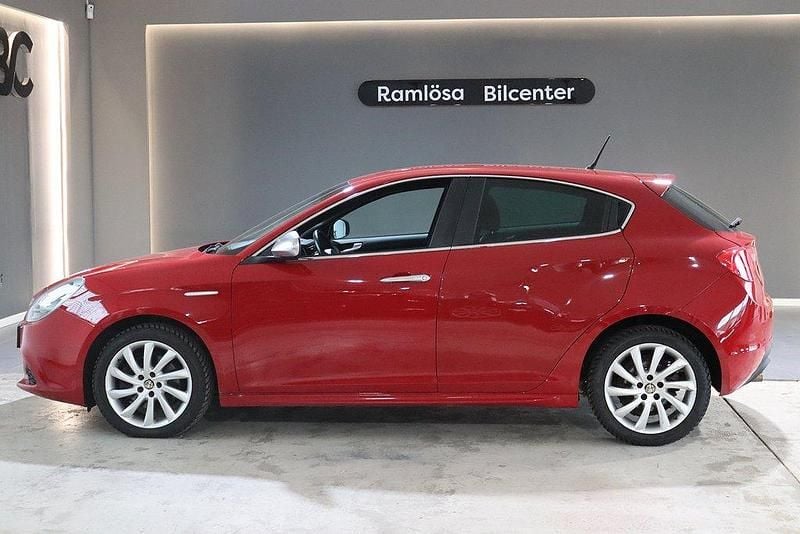 Röd Begagnad 2011 Alfa Romeo Giulietta Distinctive Halvkombi | 69 900 kr (Superpris) - Bild 1/4