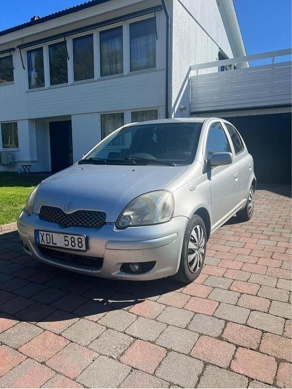 Silver Begagnad 2005 Toyota Yaris Halvkombi | 23 500 kr (Marknadspris) - Bild 1/3