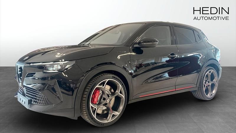 Svart (black) Ny 2024 Alfa Romeo Junior Veloce SUV | 552 800 kr (Lite dyr) - Bild 1/4