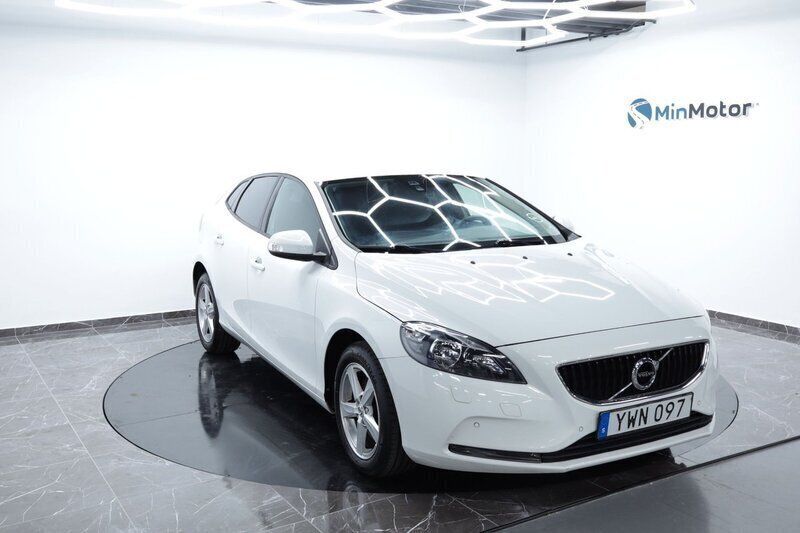 Vit Begagnad 2017 Volvo V40 Kinetic Kombi | 169 900 kr (Lite dyr) - Bild 1/4
