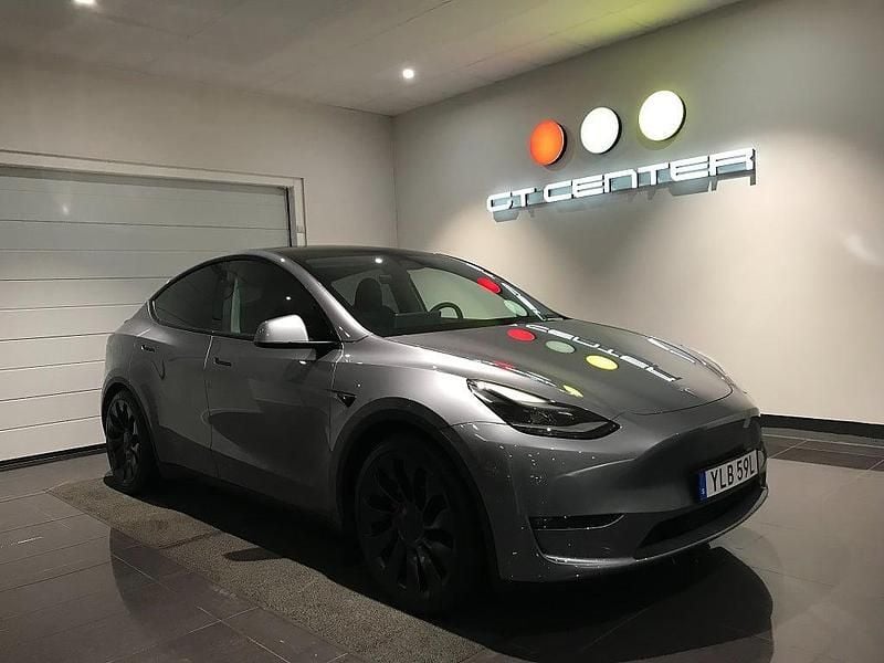 Grå Begagnad 2025 Tesla Model Y Performance SUV | 569 000 kr (Dyr) - Bild 1/4