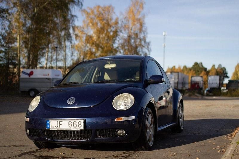 Blå Begagnad 2007 VW Beetle Highline Halvkombi | 32 000 kr (Superpris) - Bild 1/4