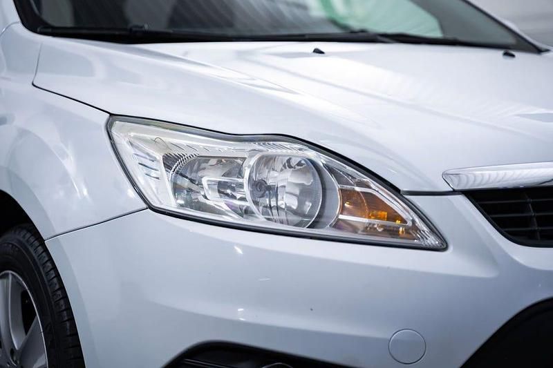 Begagnad Ford Focus Platinum 90 HK (66 kW) 2010 Vit Kombi