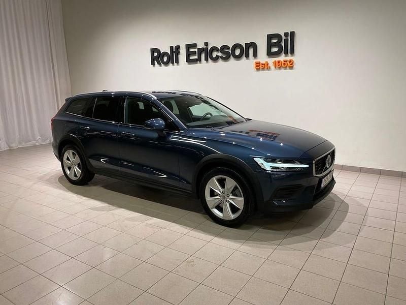 Blå Begagnad 2024 Volvo V60 CC Core Kombi | 399 500 kr (Bra pris) - Bild 1/4