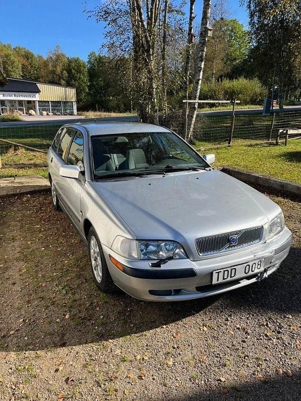Grå Begagnad 2002 Volvo V40 Kombi | 7 500 kr (Bra pris) - Bild 1/4