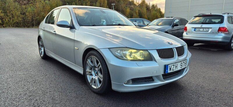 Ljusgrå Begagnad 2005 BMW 330 Comfort Edition Sedan | 39 900 kr (Bra pris) - Bild 1/4