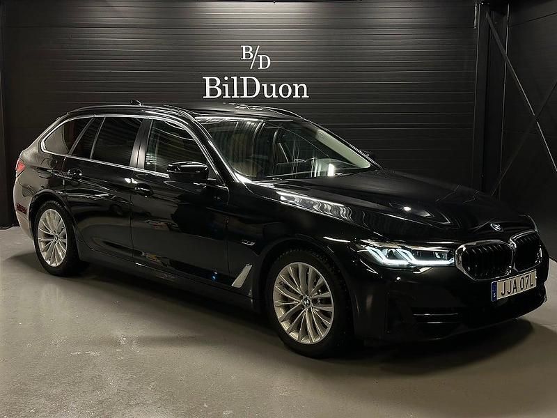 Svart Begagnad 2022 BMW 530e Kombi | 410 000 kr (Dyr) - Bild 1/4