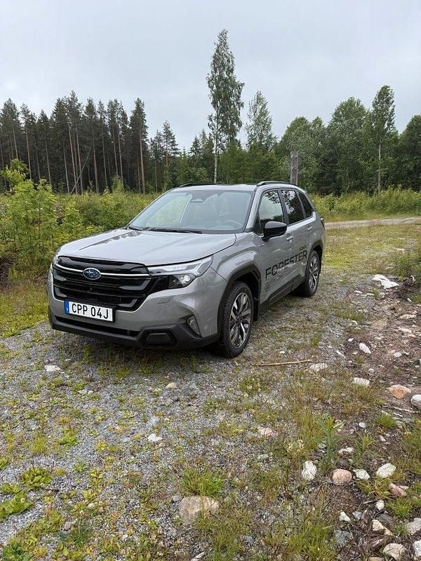 Grå (river rock pearl) Ny 2025 Subaru Forester SUV | 530 800 kr - Bild 1/4