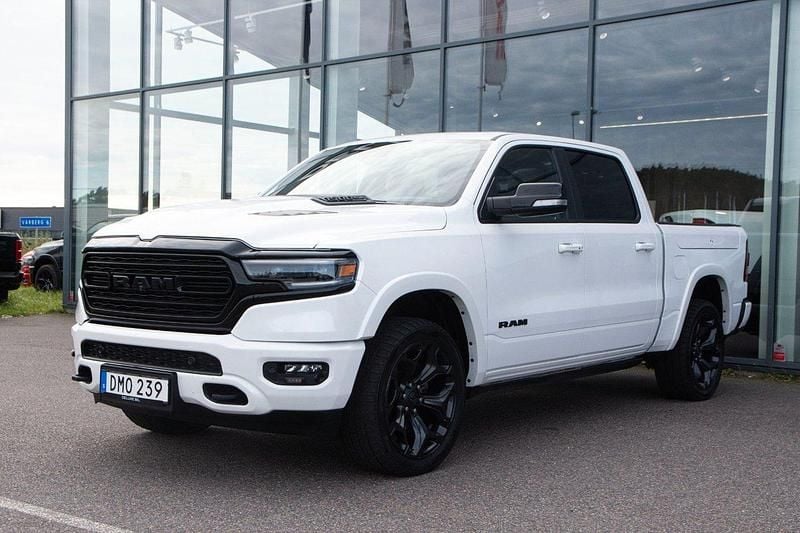Vit Begagnad 2022 Dodge Ram Limited Pickup | 789 000 kr (Marknadspris) - Bild 1/4